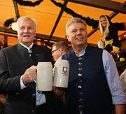 Ministerpäsident Horst Seehofer erhielt die erste Maß Bier von OB Dieter Reiter überreicht (Foto: Martin Schmitz)